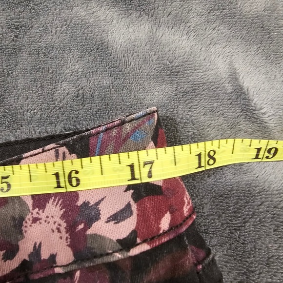 Bandolino Women's Floral Print Capri Cropped Jeans - Picture 5 of 7